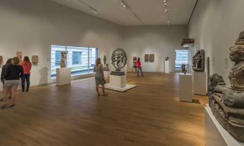 Asian Pavilion de Rijksmuseum en Amsterdam Diseño interior de sala expositiva iluminación y mobiliario para esculturas Cruz y Ortiz Arquitectos