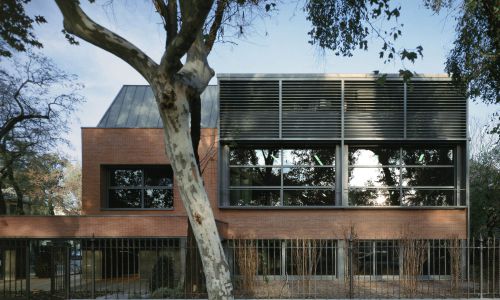 Biblioteca Infanta Elena de Sevilla Diseño exterior Ladrillo y Zinc Cruz en la entrada y Porche Ortiz Arquitectos