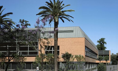 Biblioteca Infanta Elena de Sevilla Diseño exterior Ladrillo y Zinc Cruz en la entrada y Ortiz Arquitectos