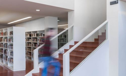 Biblioteca Infanta Elena de Sevilla Diseño interior de la escalera Cruz y Ortiz