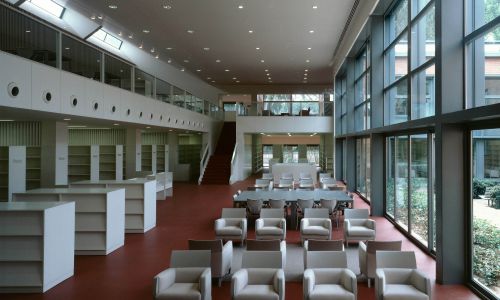 Biblioteca Infanta Elena de Sevilla Diseño interior de la luz de lectura y estanterias Cruz y Ortiz