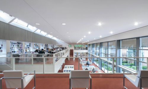 Biblioteca Infanta Elena de Sevilla Diseño interior de la luz de lectura con personas Cruz y Ortiz