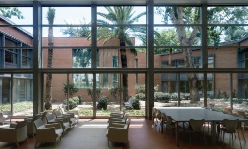 Biblioteca Infanta Elena de Sevilla Diseño interior de la luz ventana y jardin Cruz y Ortiz