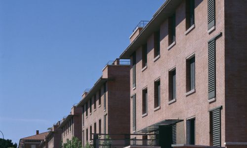 Bloque de Viviendas en Carabanchel Madrid Diseño exterior de acceso a viviendas y fachada de ladrillo visto Cruz y Ortiz Arquitectos
