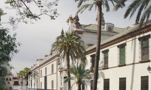 Caixa Forum en Atarazanas de Sevilla Diseño exterior de plaza de entrada y fachada rehabilitada de Cruz y Ortiz Arquitectos