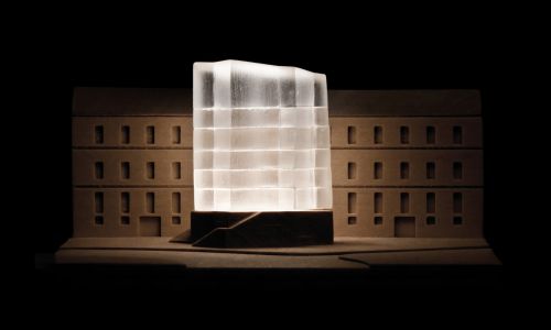 Centro de Artes Visuales en Madrid Diseño de maqueta con iluminación de vidrio de Cruz y Ortiz Arquitectos
