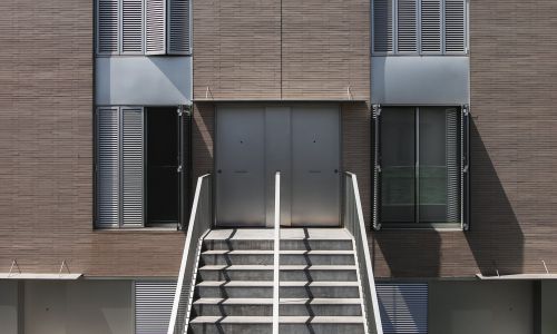Complejo Residencial de Manresa Diseño de de escaleras de entrada y acceso a viviendas por planta primera de Cruz y Ortiz Arquitectos