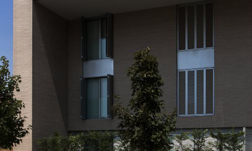 Complejo Residencial de Manresa Diseño exterior detalle de fachada acabada en ladrillo visto de patios privados de vivienda de Cruz y Ortiz Arquitectos