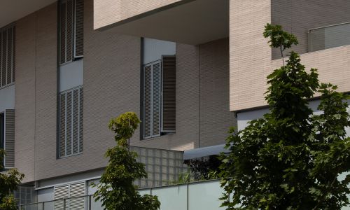 Complejo Residencial de Manresa Diseño de detalle exterior de terraza acabado en ladrillo visto de Cruz y Ortiz Arquitectos