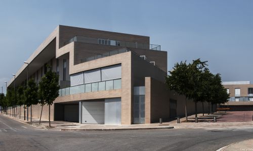 Complejo Residencial de Manresa Diseño exterior general de terrazas retranqueadas y acceso a garaje de Cruz y Ortiz Arquitectos