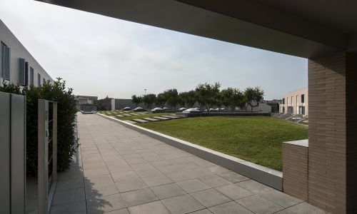 Complejo Residencial de Manresa Diseño de acceso a patio ajardinado sobre cubierta de Cruz y Ortiz Arquitectos