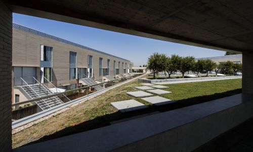 Complejo Residencial en Manresa Diseño de Jardín en cubierta de Cruz y Ortiz Arquitectos