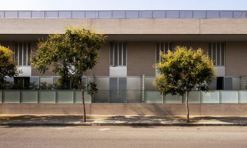 Complejo Residencial de Manresa Diseño de fachada exterior acabada en ladrillo visto y carpintería de mallorquina de acero de Cruz y Ortiz Arquitectos