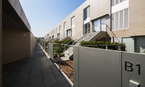 Complejo Residencial en Manresa Diseño de jardín privado y detalle de carpinterias de cerramiento de patios de Cruz y Ortiz Arquitectos