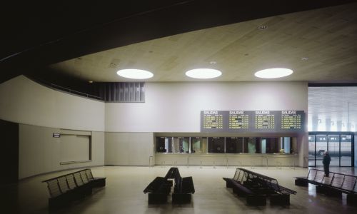 Estacion Autobuses Huelva Design interior hall pasajeros taquillas lucernario Cruz y Ortiz