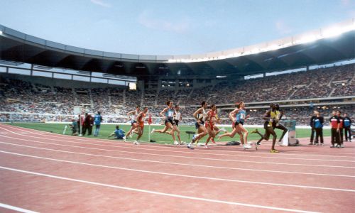 Estadio de la Cartuja en Sevilla Diseño del interior en la inauguracion del campeonato del mundo de atletismo Cruz y Ortiz