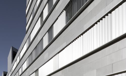 Facultad de Ciencias de la Educación en Sevilla Diseño exterior de detalle de ventana de lamas de aluminio verticales motorizadas de Cruz y Ortiz Arquitectos