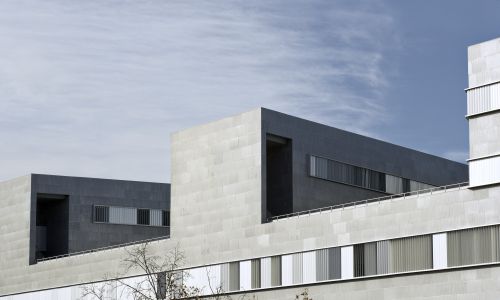 Facultad de Ciencias de la Educación en Sevilla Diseño exterior de detalle de encuentro de planta de oficinas y facultad en cubierta de Cruz y Ortiz Arquitectos
