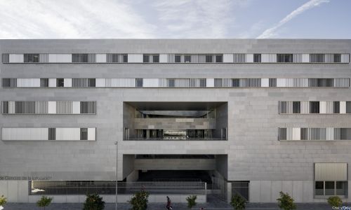 Facultad de Ciencias de la Educación en Sevilla Diseño de fachada exterior de entrada acabada en metal y hormigón de Cruz y Ortiz Arquitectos