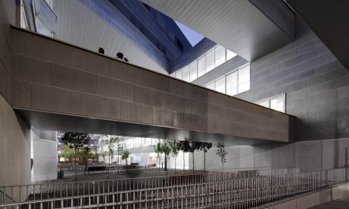 Facultad de Ciencias de la Educación en Sevilla Diseño nocturno exterior de pasarelas de Cruz y Ortiz Arquitectos