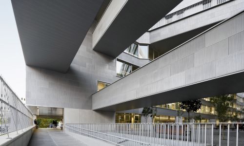 Facultad de Ciencias de la Educación en Sevilla Diseño exterior de puente pasarela en acceso de Cruz y Ortiz Arquitectos