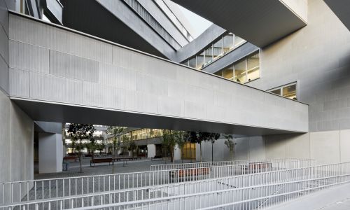 Facultad de Ciencias de la Educación en Sevilla Diseño exterior de pasarelas en acceso a patio interior de Cruz y Ortiz Arquitectos