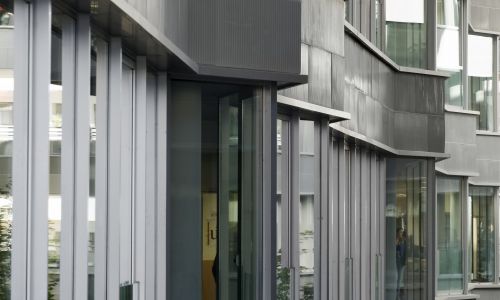 Facultad de Ciencias de la Educación en Sevilla Diseño de fachada interior detalle de ventana de interior de patio de aluminio de Cruz y Ortiz Arquitectos