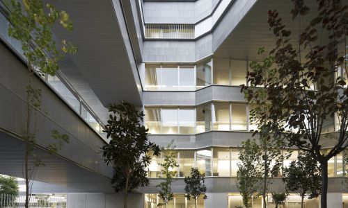 Facultad de Ciencias de la Educación en Sevilla Diseño exterior de fachada interior con ventanal corrido en jardín de patio de Cruz y Ortiz Arquitectos