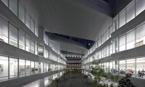 Facultad de Ciencias de la Educación en Sevilla Diseño de iluminación nocturna en pavimento de patio exterior de Cruz y Ortiz Arquitectos