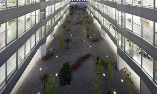 Facultad de Ciencias de la Educación en Sevilla Diseño exterior de iluminación nocturna integrada en pavimento de patio de Cruz y Ortiz Arquitectos