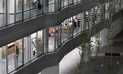 Facultad de Ciencias de la Educación en Sevilla Diseño exterior de biblioteca aulas y patio de Cruz y Ortiz Arquitectos