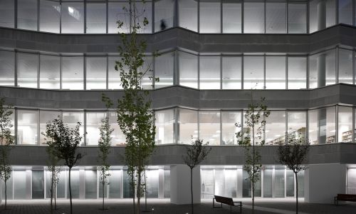Facultad de Ciencias de la Educación en Sevilla Diseño exterior de fachada interior de patio con iluminación nocturna de Cruz y Ortiz Arquitectos