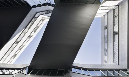 Facultad de Ciencias de la Educación en Sevilla Diseño exterior de puente pasarela y fachada acristalada interior de Cruz y Ortiz Arquitectos