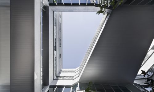 Facultad de Ciencias de la Educación en Sevilla Diseño exterior patios cubiertos con puente pasarela de Cruz y Ortiz Arquitectos