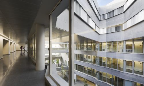 Facultad de Ciencias de la Educación en Sevilla Diseño interior de pasos y recorridos interiores de Cruz y Ortiz Arquitectos