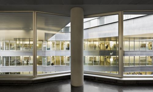 Facultad de Ciencias de la Educación en Sevilla Diseño interior de pilar en fachada interior de carpinteria de alumínio en ángulo en detalle de Cruz y Ortiz Arquitectos