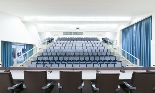 Facultad de Ciencias de la Educación en Sevilla Diseño de auditorio salón de actos de Cruz y Ortiz Arquitectos