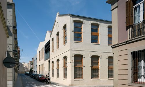 Lofts en Fabrica de Sabadell en Barcelona Diseño exterior de fachada de nave preexistente y ampliación de Cruz y Ortiz Arquitectos