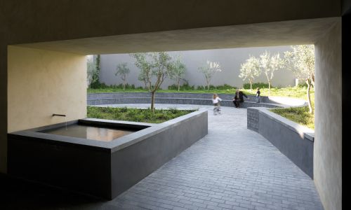 Lofts en Fabrica de Sabadell en Barcelona Diseño exterior de jardin en patio interior y fuente de Cruz y Ortiz Arquitectos