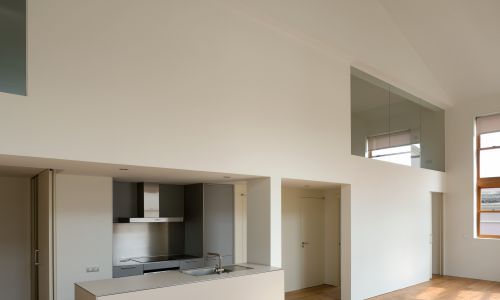 Lofts en Fabrica de Sabadell en Barcelona Diseño interior de cocina y ventana a doble altura de Cruz y Ortiz Arquitectos
