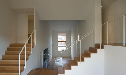 Lofts en Fabrica de Sabadell en Barcelona Diseño interior de cocina y salón a doble altura de Cruz y Ortiz Arquitectos