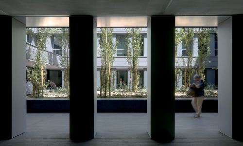 Oficinas de la Junta de Andalucía en Granada Diseño exterior de patio jardin y galería interior de Cruz y Ortiz Arquitectos