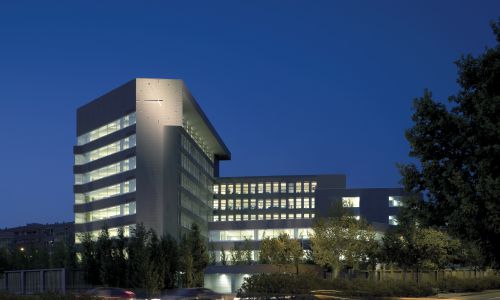 Oficinas de la Junta de Andalucía en Granada Diseño de exterior y reloj con iluminación nocturna de Cruz y Ortiz Arquitectos