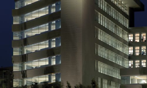 Oficinas de la Junta de Andalucía en Granada Diseño de iluminación nocturna de exterior y reloj de Cruz y Ortiz Arquitectos