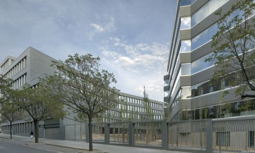 Oficinas de la Junta de Andalucía en Granada Diseño exterior de ventanas de fachada horizontal y vertical de Cruz y Ortiz Arquitectos