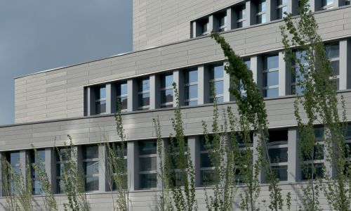 Oficinas de la Junta de Andalucía en Granada Diseño de detalle exterior de fachada con retranqueos de zinc de Cruz y Ortiz Arquitectos