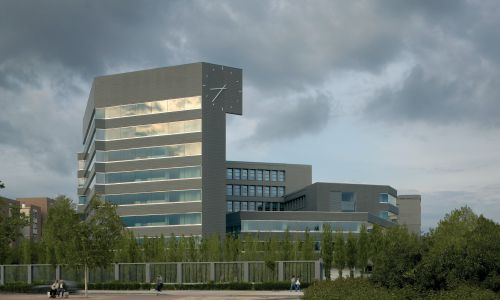 Oficinas de la Junta de Andalucía en Granada Diseño de exterior y reloj de zinc de Cruz y Ortiz Arquitectos