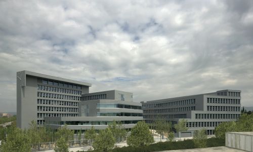 Oficinas de la Junta de Andalucía en Granada Diseño de exterior acabado en zinc y reloj de Cruz y Ortiz Arquitectos