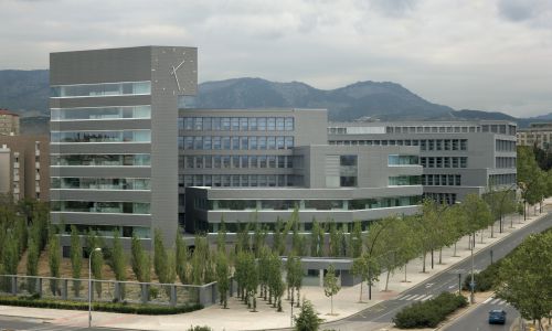 Oficinas de la Junta de Andalucía en Granada Diseño de exterior y reloj acabados en zinc de Cruz y Ortiz Arquitectos