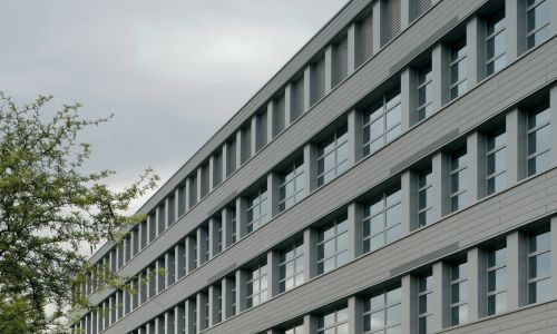 Oficinas de la Junta de Andalucía en Granada Diseño exterior de fachada de cinc y ventanas de Cruz y Ortiz Arquitectos